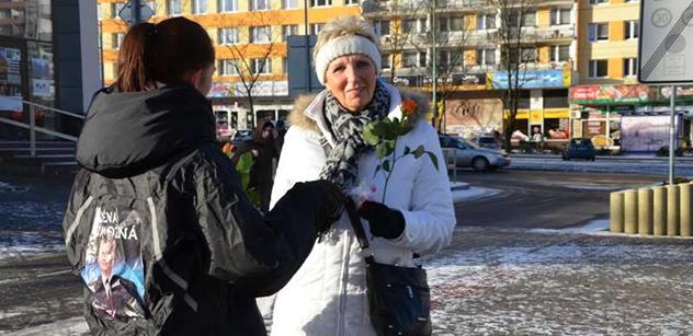 Pomocníci Dienstbiera rozdávají růže. Potěšte manželku, říkají